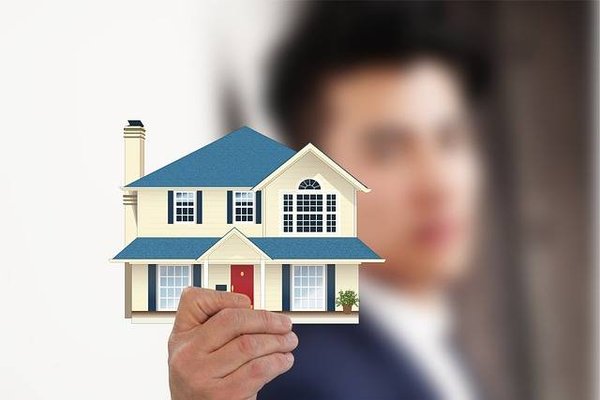 Les avantages et les inconvénients du choix d'une grande marque ou d'une petite agence immobilière indépendante en France